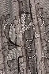 Pañuelo de cadera corto confeccionado en encaje marrón, con diseño semitransparente y tiras finas satinadas para atar en el lateral con un lazo.