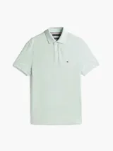 Chomba celeste de Tommy Hilfiger, modelo 1985, de corte regular, con cuello tipo chomba, cartera de dos botones, logo de Tommy Hilfiger bordado en el pecho y mangas cortas.