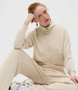 Buzo de modal color beige, con cuello alto, cierre frontal parcial con solapa y manga larga con puños ajustados. Diseño cómodo y versátil de la marca Blue Steel.