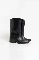 Botas texanas de cuero negro, con caña media, punta fina y taco cuadrado de altura media.