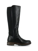 Bota de caña alta confeccionada en cuero vacuno color negro, con paneles laterales elásticos y suela estilo track con detalle de madera en el cerco.