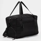 Bolso deportivo tipo duffel de diseño acolchado, color verde menta. Cuenta con compartimento lateral independiente para calzado, bolsillo frontal con cierre y correas de mano con logo grabado. Incluye correa ajustable para el hombro.