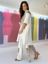 Blazer/Vestido Ligamento blanco de lino y algodón con estampado exclusivo en cobre laminado. Tiene solapa smoking y se cruza con lazos en la cintura.