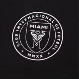 Short deportivo negro con cintura elástica ajustable con cordón, logo del Inter de Miami en la pierna izquierda y la palabra "MIAMI" en la pierna derecha.