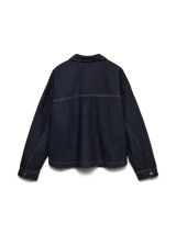 Campera de denim azul oscuro con cierre frontal de botones metálicos, bolsillos frontales aplicados y cuello camisero, de corte recto y holgado.