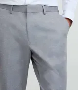 Pantalón de vestir masculino modelo básica, con cintura con trabillas, cierre tradicional con vista oculta y bolsillos laterales.