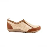 Zapato de cuero artesanal con diseño calado, combinación de tonos beige y marrón, cierre frontal oblicuo y suela de goma flexible.