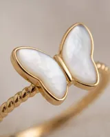 Anillo de acero con baño de oro y diseño de mariposa con nácar.