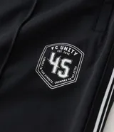 Pantalón deportivo color bordó con rayas blancas laterales, cintura elástica con cordón ajustable, bolsillos laterales y logo pequeño en el muslo.