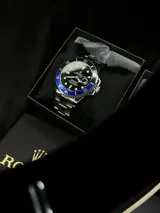 Set de dos relojes de pulsera con caja y malla de acero inoxidable. Incluye un reloj estilo diver con bisel azul y un reloj de esfera cuadrada azul con movimiento de cuarzo.