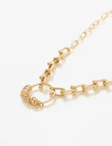 Collar plateado de acero quirúrgico hipoalergénico, con cadena de eslabones y dije circular con anillos colgantes.