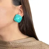 Aros cortos con forma cuadrada y volumen, color celeste.