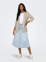 Blazer regular fit color rosado viejo, con cuello solapa, mangas 3/4 y bolsillos frontales ribeteados.