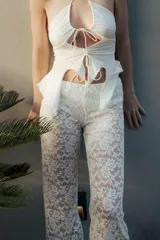 Pantalón de encaje blanco con short integrado debajo.