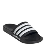 Chanclas Adidas modelo Adilette Shower, color negro con las tres bandas características en blanco y logo de la marca en el lateral. Cuentan con plantilla moldeada con tecnología Cloudfoam para mayor amortiguación.
