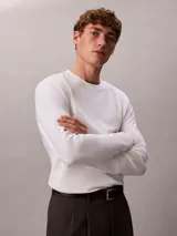 Remera de manga larga Calvin Klein confeccionada en algodón con tejido interlock. Presenta cuello redondo y un sutil logo de la marca bordado en el pecho.