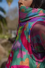 Chaleco puffer con estampado psicodélico en tonos fucsia, verde, celeste y amarillo.