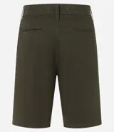 Bermuda de sarga color blanco, de corte recto y diseño básico con bolsillos laterales y traseros.