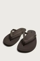 Sandalia de goma color negro, de diseño plano y tiras delgadas en el empeine estilo ojota.