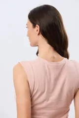 Musculosa de algodón color beige, de corte clásico con cuello redondo y diseño liso.