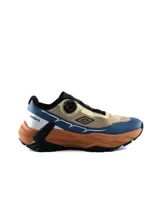 Championes de trekking Umbro modelo Numa para hombre, con diseño multicolor en tonos tostado, azul, blanco y suela marrón. Cuenta con sistema de ajuste rápido y entresuela robusta.