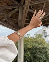 Brazalete rígido de bronce y alpaca maciza, con diseño orgánico irregular.