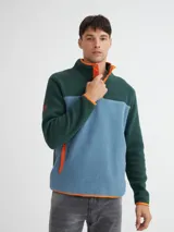 Buzo de polar color borgoña y marrón, con cuello alto con botones a presión y bolsillos laterales.