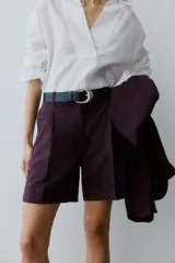 Short de tiro alto color bordó en mezcla de lino, con pliegues frontales, bolsillos al bies y bajos con vuelta cosida.