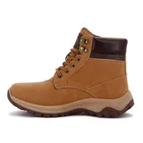 Bota acordonada color camel con suela marrón y detalles en naranja.