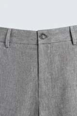 Bermuda de corte regular fit, confeccionada en una mezcla de algodón y lino. Presenta bolsillos laterales, bolsillos traseros de plastrón y cierre frontal con cremallera y botón.