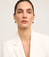 Blazer alargado slim de Cortelle, color blanco, confeccionado en punto roma con solapas, bolsillos embutidos y cierre delantero de dos botones.