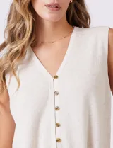 Chaleco de algodón color beige, marca Industry, con cuello en V y cierre frontal con botones marrones.