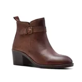Bota corta de cuero color marrón con hebilla lateral, taco bajo y punta redondeada.