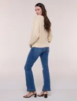 Buzo de algodón blanco con diseño de punto calado y mangas anchas.