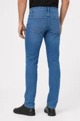 Pantalón jean skinny de tiro bajo y color azul medio.