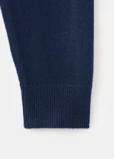 Sweater de punto medio en color azul marino, con cuello redondo y mangas largas. Presenta un diseño recto con terminaciones en canalé.