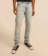 Pantalón de jean skinny celeste con efecto marmolado y lavado dirty.