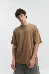 Remera de manga corta para hombre, corte oversize, color gris oscuro.