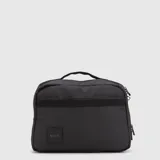 Bolso tipo maletín color negro, con diseño funcional y compartimentos múltiples, incluyendo espacio para computadora portátil. Cuenta con cierre impermeable, asa superior y correa ajustable para llevar cruzado.