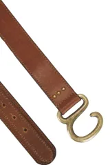 Cinturón de cuero color marrón, de ancho medio, con hebilla doble de metal envejecido con forma de eslabones entrelazados.