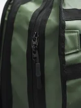 Mochila de estilo táctico color verde oliva, con múltiples correas ajustables frontales, hebillas de cierre rápido y bolsillos laterales de red. Cuenta con compartimentos principales con cierre y correas de hombro acolchadas.