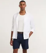 Bermuda masculina texturizada color azul marino, confeccionada en algodón, con elástico y lazo en la cintura, y bolsillos laterales.