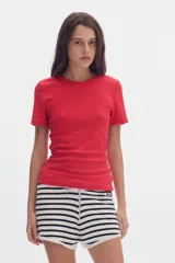 Remera de rib color rojo, con cuello redondo y mangas cortas, de ajuste al cuerpo.
