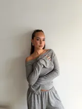 Blusa de lanilla color beige, con escote asimétrico tipo barco y mangas largas con terminación acampanada.