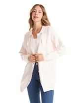 Sobrecamisa tejida de punto, marca Elie Tahari, en color rosa claro. Presenta cuello con solapa, cierre frontal con botones y dos bolsillos aplicados en el pecho.
