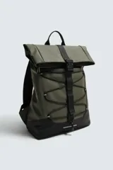 Mochila técnica de acabado engomado en color negro. Cuenta con cierre de solapa con hebilla de liberación rápida, compartimento interior para dispositivos electrónicos de hasta 13 pulgadas, bolsillo frontal plano, parte posterior acolchada con banda para equipaje, asa de mano y correas de hombro ajustables.