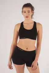 Top deportivo blanco de microfibra sin costuras, con breteles anchos y doble tela.