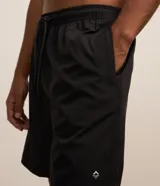 Short de baño marrón con cintura elástica con cordón de ajuste y bolsillos laterales.