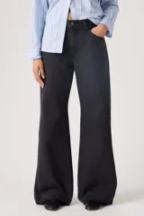 Jean de corte loose boot, tiro medio, color negro, con diseño de cinco bolsillos y cierre frontal con botón y cremallera.