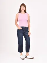 Musculosa de tejido de punto acanalado color negro, con cuello redondo y diseño ajustado al cuerpo.